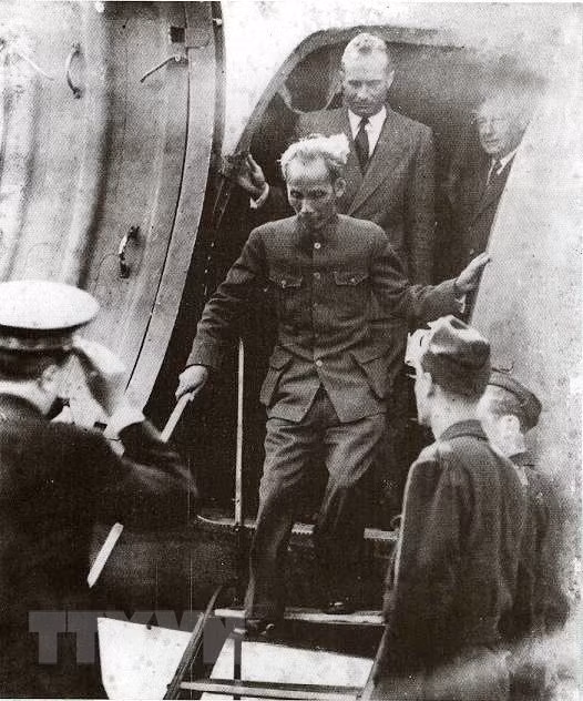 应法国政府的邀请，从1946年5月31日至10月20日，胡志明主席以越南民主共和国元首的资格对法国进行为期4个月的正式访问。这是越南政府在1945-1946期间最重要的一项对外活动之一。图自越通社
