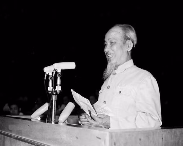 1965年4月7日，胡主席在第三届国会第二次会议的开幕式上致词。图自越通社
