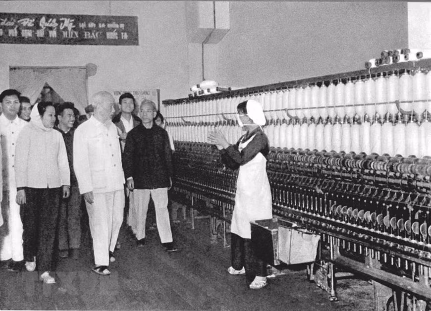 1965年3月8日，值此河内3•8纺织厂正式投运之际，胡主席走访该工厂。图自越通社
