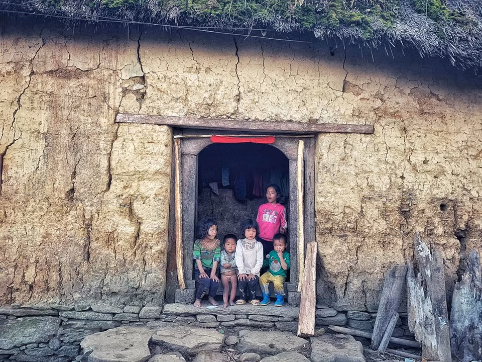 小孩子们天天在门口等着父母回家。Vietnamplus记者春梅 摄