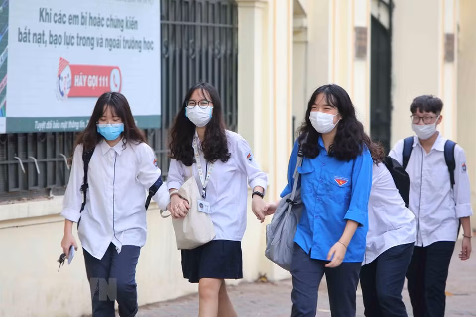 5月4日首都河内还剑郡越德高中学校学生重新返校. 越通社记者 成达 摄