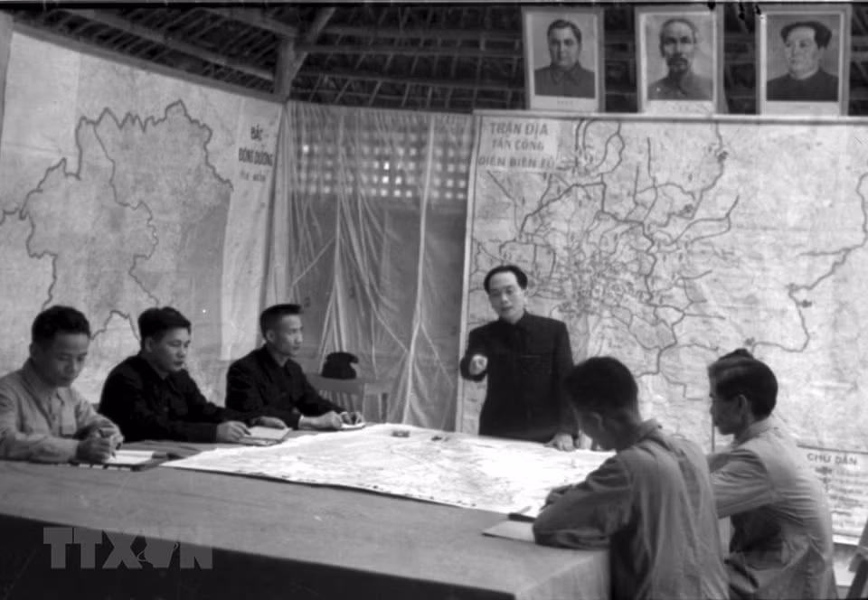 武元甲大将以及越南人民军队总参谋部成员对1954年奠边府战役作战计划进行研究。图自越通社