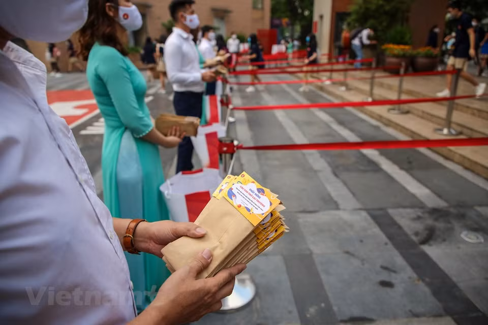 对很多学生来说，今天是一个难以忘记的“开学”之日。越通社记者 明山 摄
