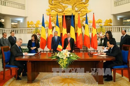 阮春福与达契安·乔洛什出席越南教育培训部与罗马尼亚国家教育和科学研究部关于2016-2018年阶段教育培训合作项目签署仪式。（图片来源：越通社）