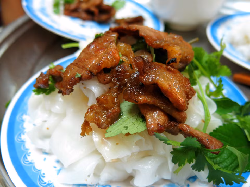 各家的蘸料都各有秘诀，包含酸、甜、咸、辣四味。主要原料是鱼露、辣椒段、盐、味精、胡椒等，有些也会放一些越南火腿、青木瓜或香菜。图自 越通社