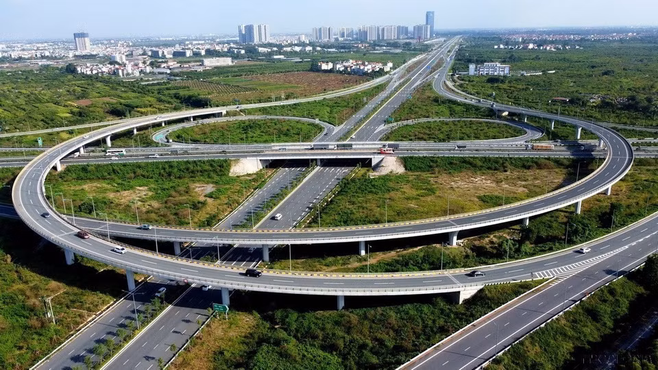 河内首都交通秩序发生积极转变，多条现代和多功能的新道路得到建设，为首都发展注入动力。图自越通社