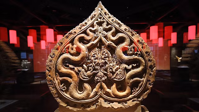 地下第一层面积为近1700平方米，展示升龙的文物和遗迹，尤其是李朝宫殿建筑的模仿。