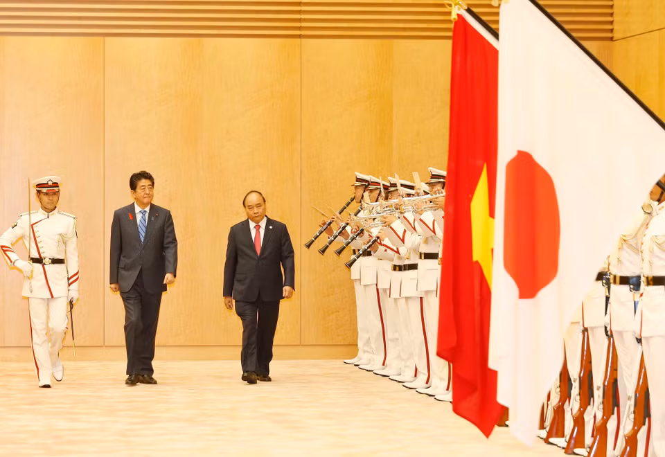 阮春福总理与日本首相安倍晋三检阅仪仗队。图自越通社