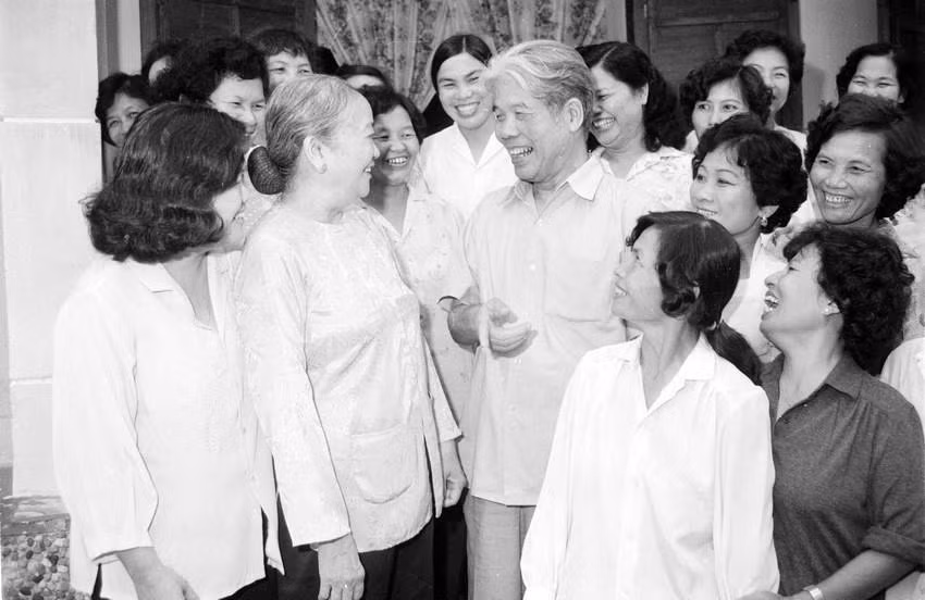 越共中央总书记杜梅与出席1991年10月14日至17日在河内召开的越南妇女联合会第六届中央委员会第二次会议的代表们。越通社记者 春林 摄 