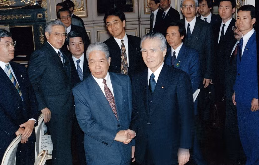 越共中央总书记杜梅1995年4月18日和19日对日本进行正式访问。图为杜梅同志与日本首相村山富市(Tomiichi Murayama)握手。越通社记者 春林 摄