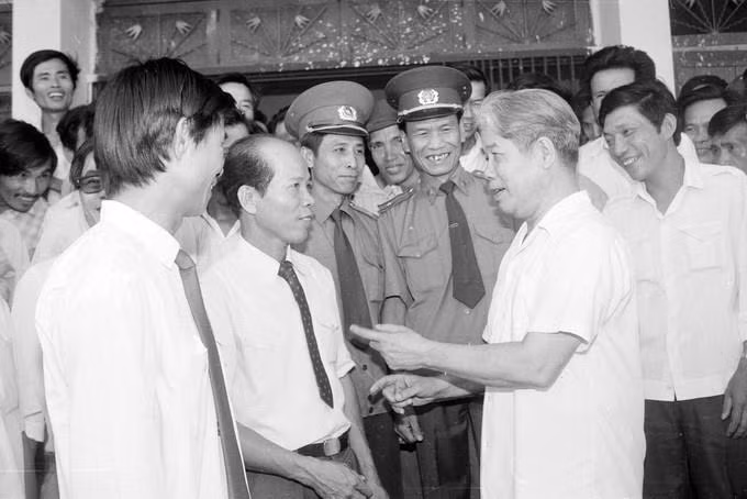 部长会议主席杜梅1990年5月1日访问广治省。越通社记者 明道 摄 