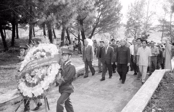 越共中央总书记杜梅1993年3月5日前往广治省长山国家烈士陵园，向英雄烈士们敬献花圈。越通社记者 春林 摄