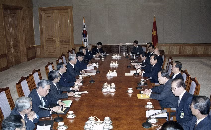 越共中央总书记杜梅1995年4月与韩国总统金泳三( Kim Young Sam)举行会谈。越通社记者 春林 摄