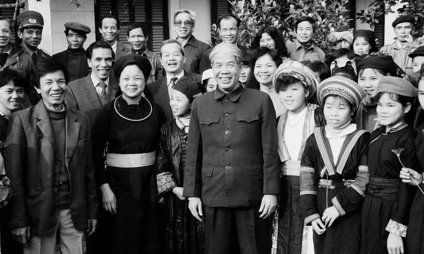越共中央总书记杜梅1992年2月走访慰问宣光省民族高中学校师生。越通社记者 春林 摄