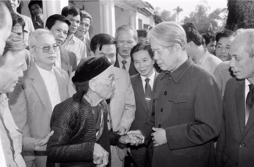 越共中央总书记杜梅1992年11月1日与河西省（现为河内市）常信县黎利乡人民亲切交谈。越通社记者 春林 摄