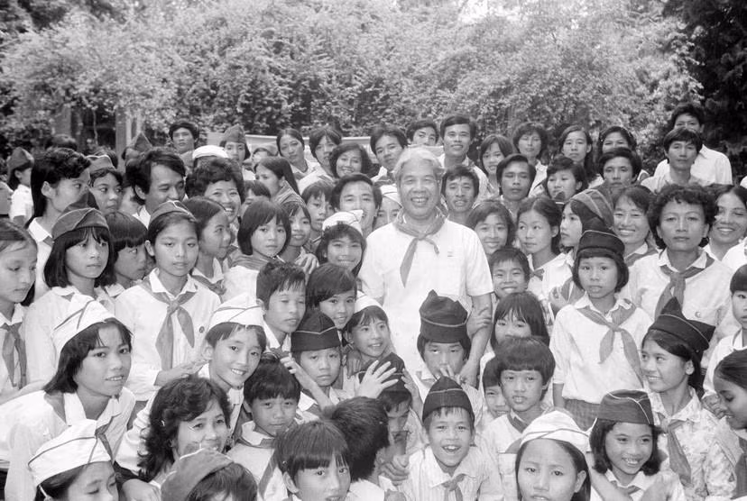 部长会议主席杜梅1990年5月19日与前来拜谒胡志明主席陵的河内市与太平省的儿童们会面。越通社记者 明道 摄 