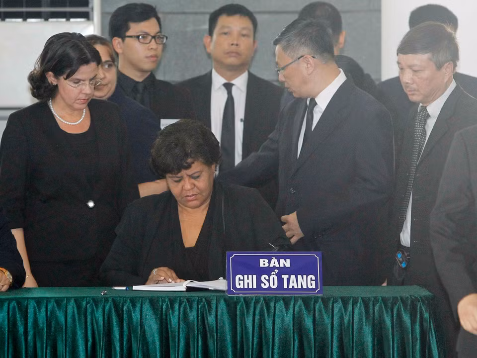  古巴共产党中央书记处书记、中央科学教育与体育部部长奥尔加利迪娅·塔皮亚伊格莱西亚（Olga Lidia Tapia Iglesia）在吊唁簿留言。图自越通社
