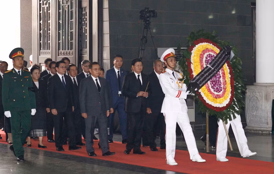  由老挝政府总理通伦·西苏里（Thongloun Sisoulith）率领的老挝政府代表团进行吊唁。图自越通社