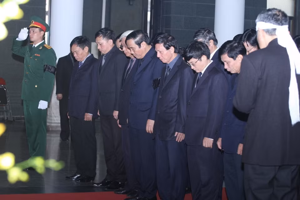 越共中央组织部代表团前来与杜梅同志遗体告别。（图片来源：越通社）