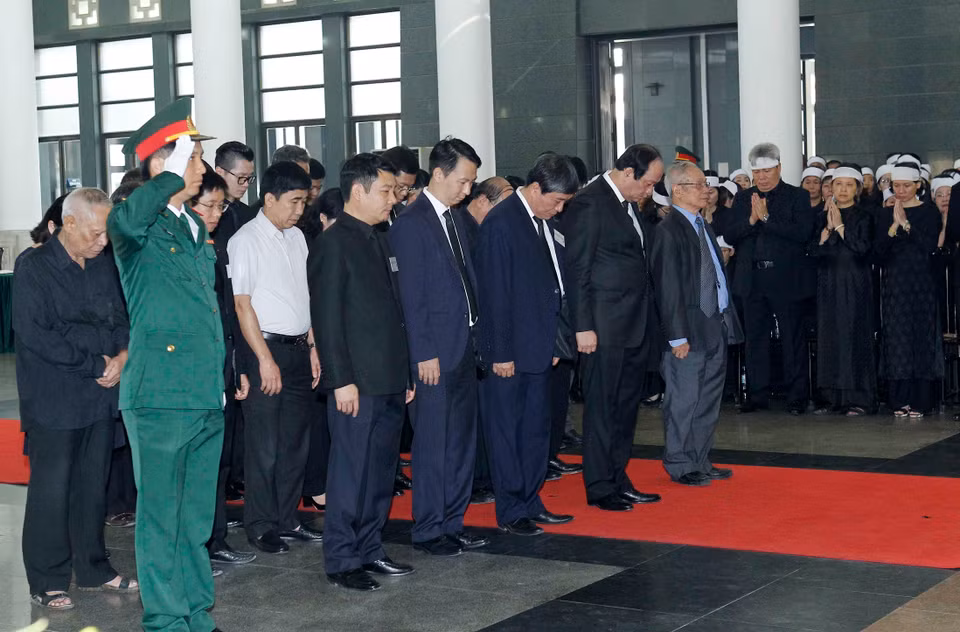 越南政府办公厅代表团前来与杜梅同志遗体告别。（图片来源：越通社）