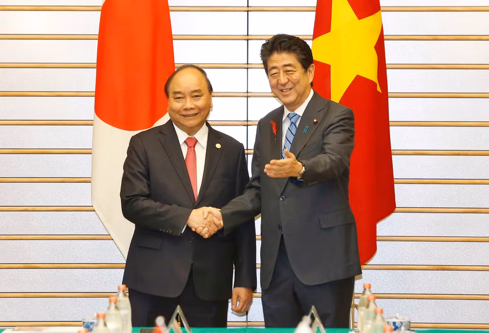 阮春福总理与日本首相安倍晋三在会谈上握手。越通社记者 统一 摄
