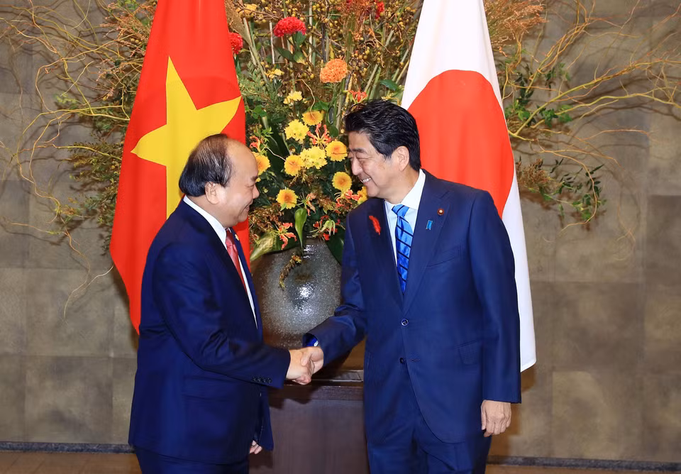 阮春福总理与日本首相安倍晋三亲切握手。越通社记者 统一 摄