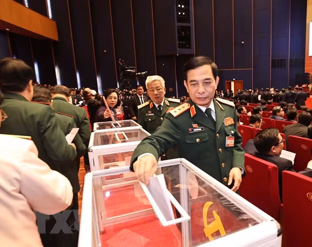越共中央委员、中央军委常务委员、越南人民军总参谋长、国防部副部长潘文江上将以及其他代表投票选举越共第十三届中央委员会。图自越通社