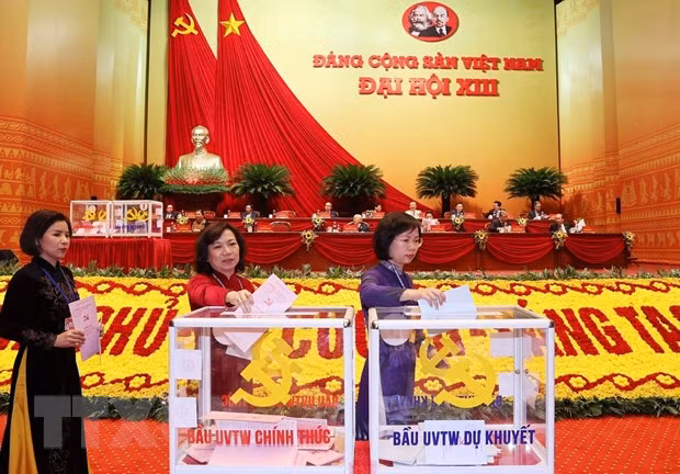 与会代表投票选举越共第十三届中央委员会。图自越通社