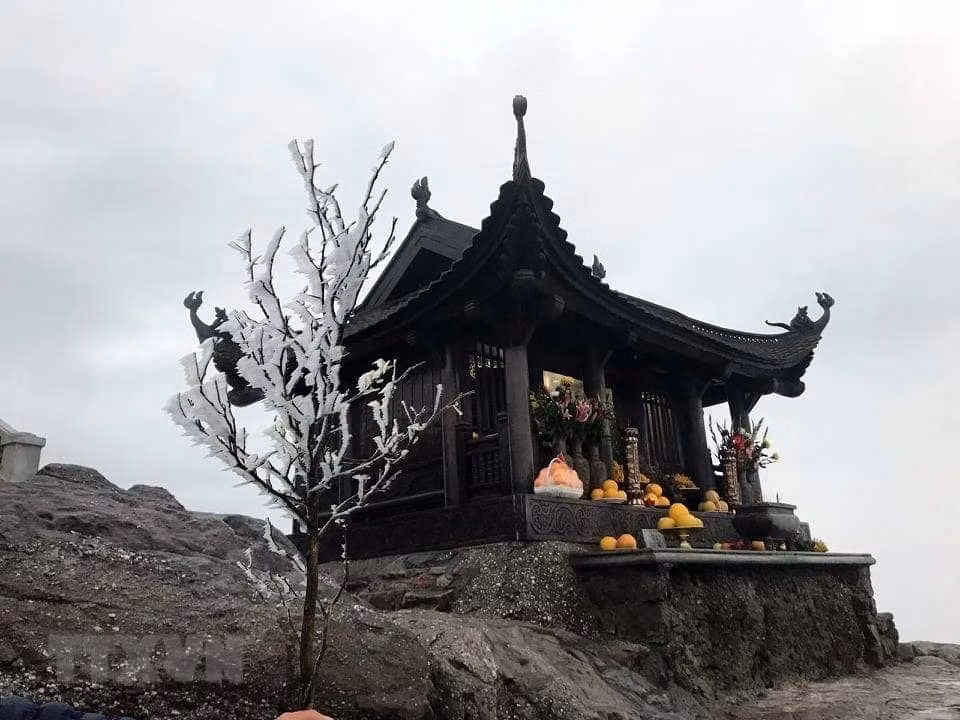 1月8日-9日两天内， 由于下雨天气以及冷空气来袭，广宁省一些山区持续降温。高璃山峰和铜寺山顶上出现结冰现象。图自越通社