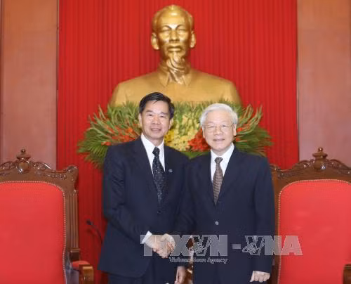 越共中央总书记阮富仲（右）3月27日在河内会见来访的老挝人民革命党中央政治局委员、万象市委书记兼市长辛拉冯·库派吞。（图片来源：越通社）