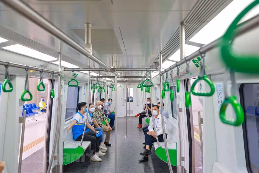河内轻轨吉灵-河东线是越南河内首条轻轨线路，连接河内栋多郡、青春郡和河东郡。线路全长13.5公里，设12个车站，设计时速80千米/时，全段均为高架。越南交通运输部为项目投资方，由中铁六局集团有限公司总承包建设。河内轻轨吉灵—河东线于本月6日正式投运。吉灵至河东高架铁路线项目竣工后将在公共交通领域起着重要作用，满足居民出行需求的35至45%。投运前15天（免费开放），河内市城铁吉灵—河东线每天5时30分开始运行，晚上20时结束运行。图自Vietnam+