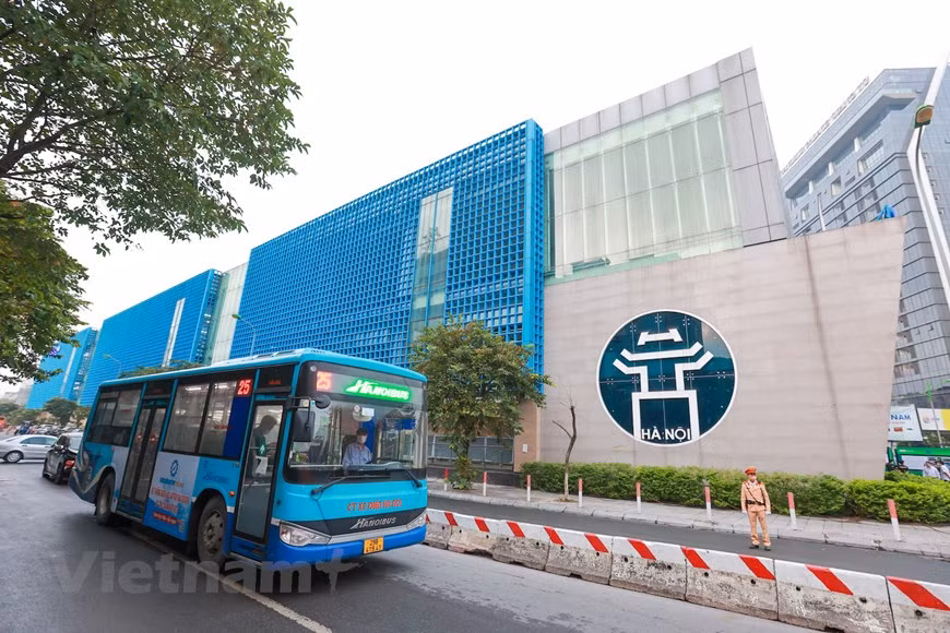 河内市人民委员会副主席杨德俊在交接仪式上表示，这是首都河内乃至全国的首条城铁线。按规划，河内市将建设10条城铁线。然而，凭借当前的施工进度，需要8~10年的时间才能完成一个城铁项目。杨德俊宣布，河内市城铁吉灵—河东线正式于11月6日投入商业运行。目前，河内地铁公司为乘客准备了20万张零盾车票，供旅客在投运前15天免费体验。图自Vietnam+
