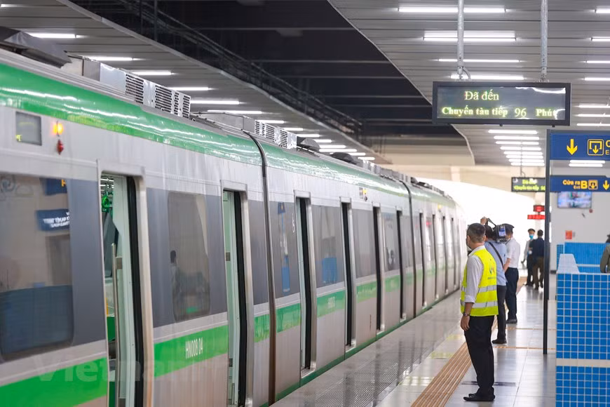 河内轻轨吉灵-河东线是越南河内首条轻轨线路。线路全长13.05公里，设12个车站，设计时速80公里/时，平均时速为35公里/小时，全段均为高架。河内轻轨吉灵—河东线于11月6日正式投运。在项目投入运行后，河内将开展连接该铁路线的各条公交车线路。据了解，在吉灵—河东线全线上12个车站都设有公交车站，让旅客出行更便利。图自Vietnam+