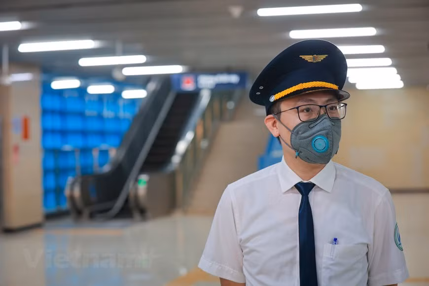 河内轻轨吉灵-河东线是越南河内首条轻轨线路。线路全长13.05公里，全段均为高架，起点站是栋多郡吉灵站，终点站是河东郡安义站，全程共设12个站口。该项目列车共13列， 每列四车厢，列车间隔时间将由初步阶段的3-5分钟缩短至2分钟。历经10年投资建设和多次调整施工进度之后，河内轻轨吉灵—河东线于本月6日正式投运。图自Vietnam+