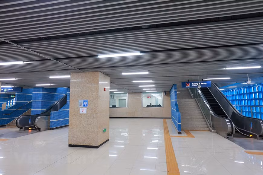 历经10年投资建设和多次调整施工进度之后，河内轻轨吉灵—河东线于11月6日正式投运。河内轻轨吉灵-河东线是越南河内首条轻轨线路。线路全长13.05公里，设12个车站，设计时速80公里/时，平均时速为35公里/小时，全段均为高架。该项目共13列列车，预计初步阶段将使4~6列投入运作，每10~15分钟一趟，全线23.63分钟。图为吉灵站候车厅较为宽敞，满足首都居民出行需求。图自Vietnam+