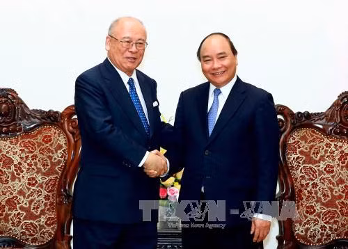 政府总理阮春福（右）会见日越友好议员联盟特别顾问武部勤。（图片来源：越通社）