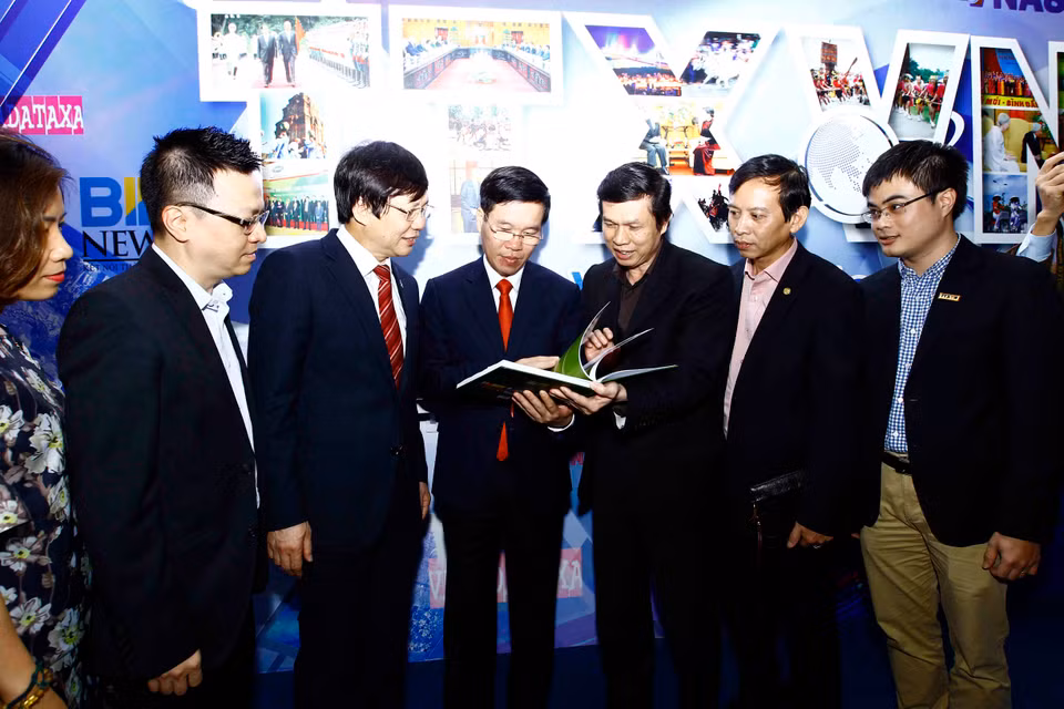 中央宣教部部长武文赏（中）参观2017年全国报刊展。（图片来源：越通社）