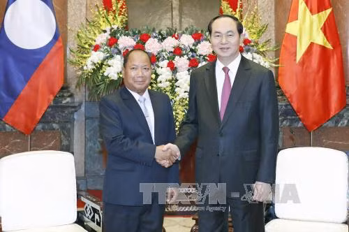 国家主席陈大光（右）会见老挝安全部部长宋乔•西拉冯。（图片来源：越通社）