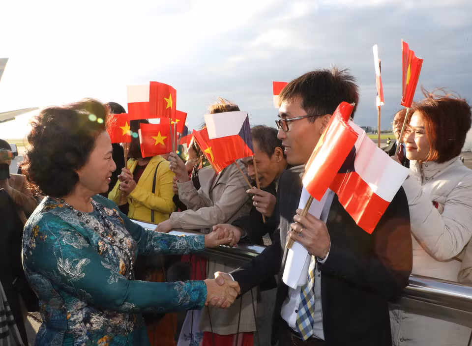 越南驻捷克大使张孟山和诸多旅居捷克越南人到机场迎接阮氏金银一行。
