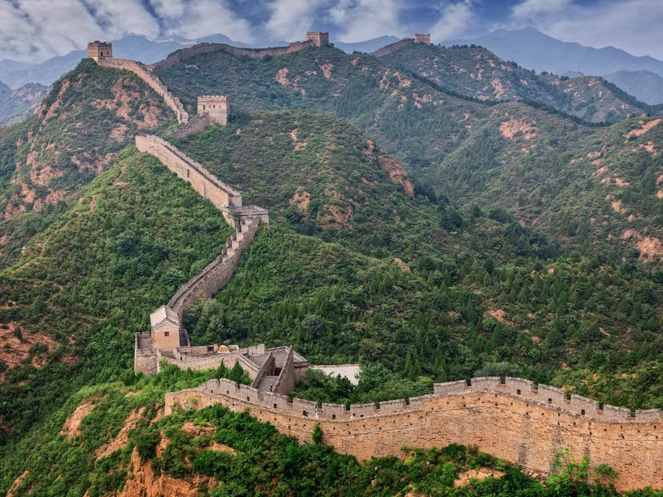 登上中国万里长城（图片来源：businessinsider.com）
