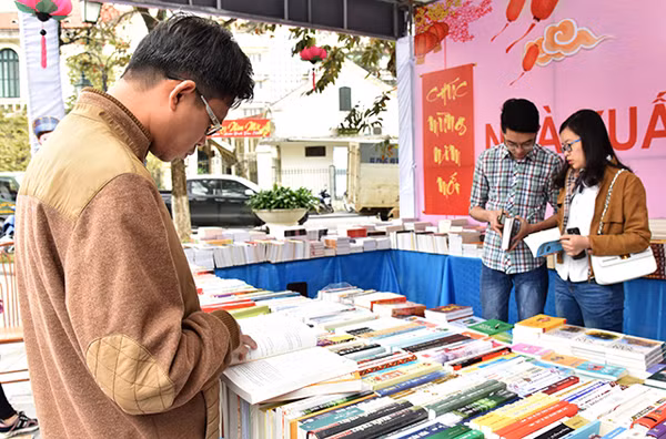 这是第二次春节图书街在河内举行。(图片来源：越南《人民报》)