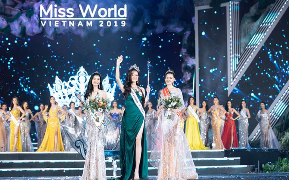 粱垂玲小姐被加冕为2019年越南世界小姐选美大赛。图自越通社