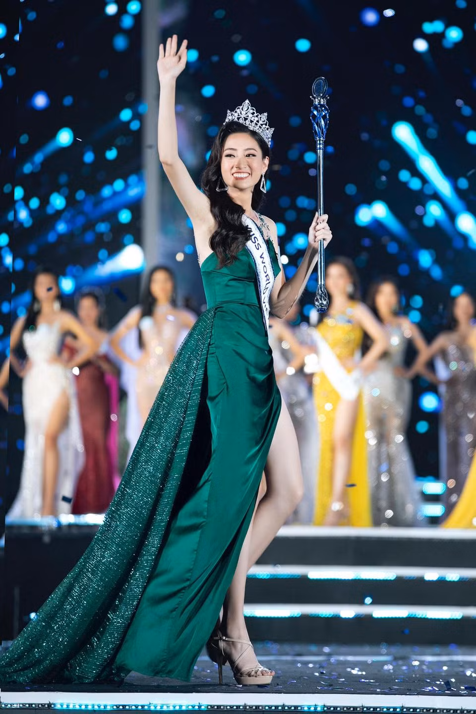 粱垂玲小姐被加冕为2019年越南世界小姐选美大赛。图自越通社
