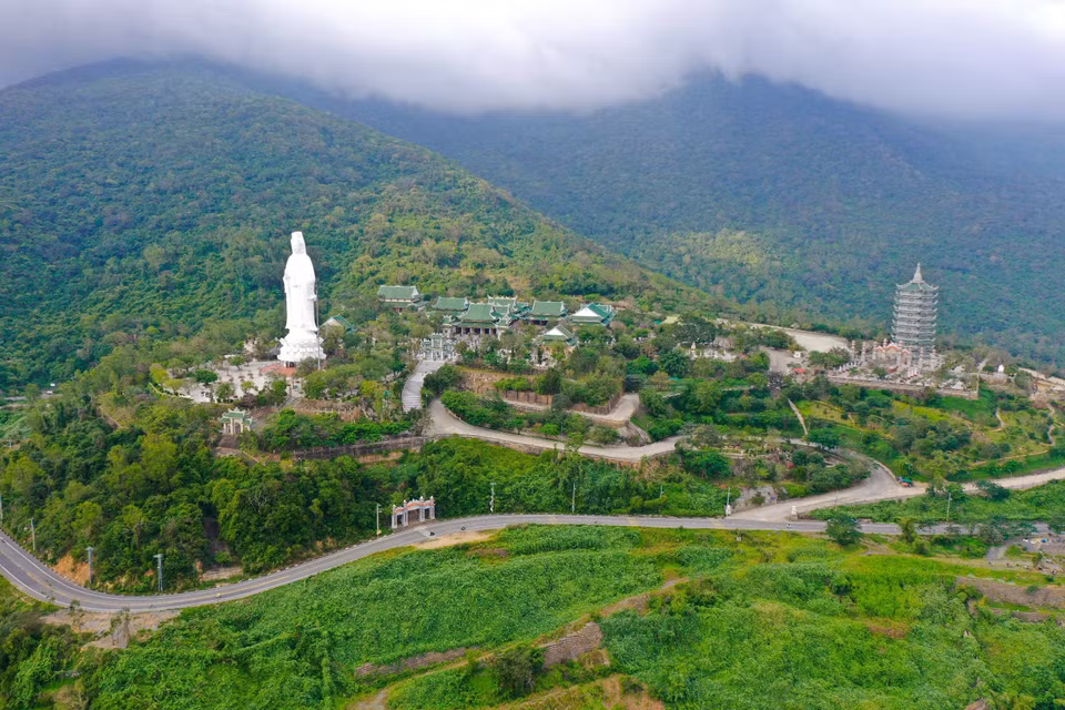 坐落在岘港市山茶半岛的佛滩灵应寺全景。图自 越通社