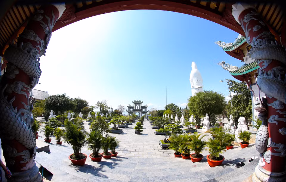 灵应寺正殿前所摆放的18遵罗汉石雕像。图自 越通社
