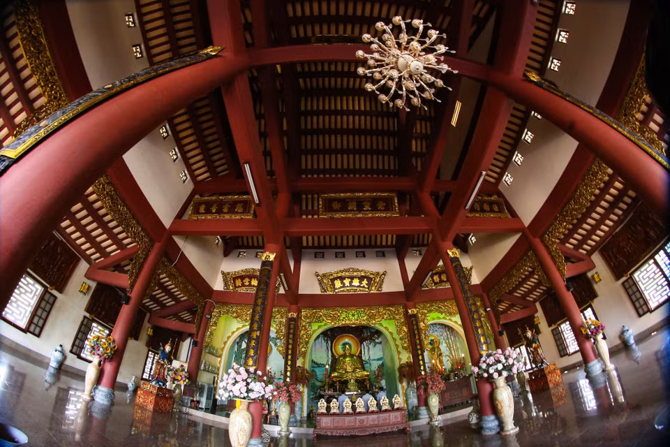 佛滩灵应寺群体正殿里面。图自 越通社