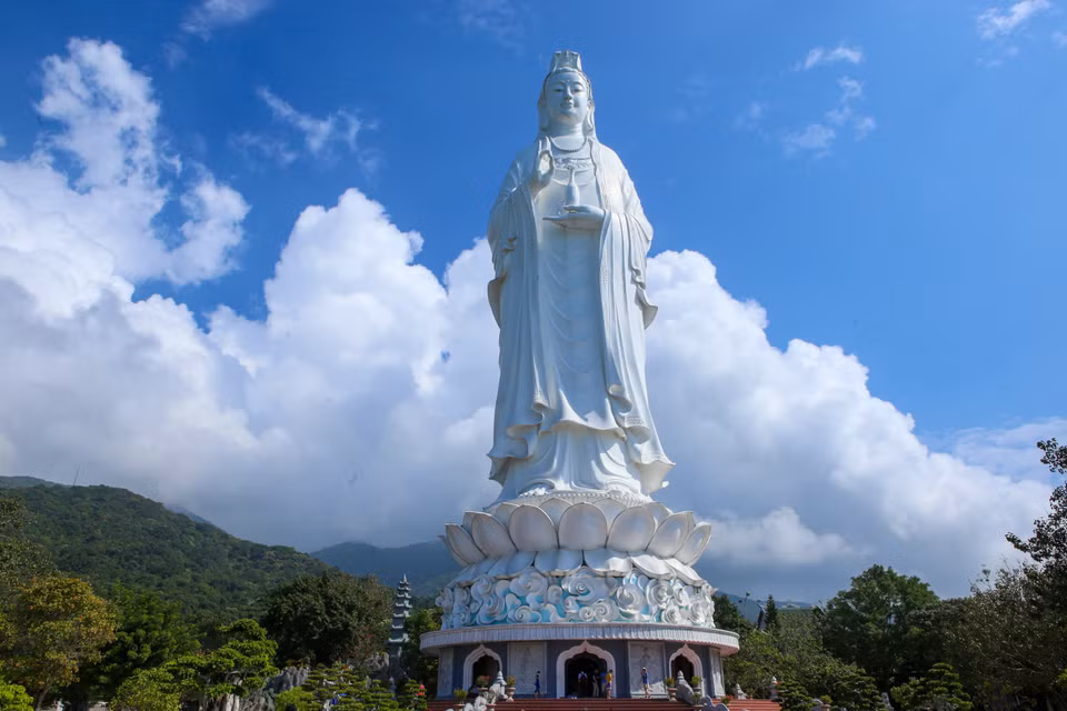 该寺庙的亮点就是观世音菩萨像，高67米，佛像莲花座直径35米。图自 越通社