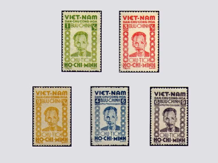 由阮创画家设计，发行于1946年的庆祝八月革命胜利（1945/8/19）暨越南民主共和国成立(1945/9/2) 一周年纪念邮票专辑。图自越通社