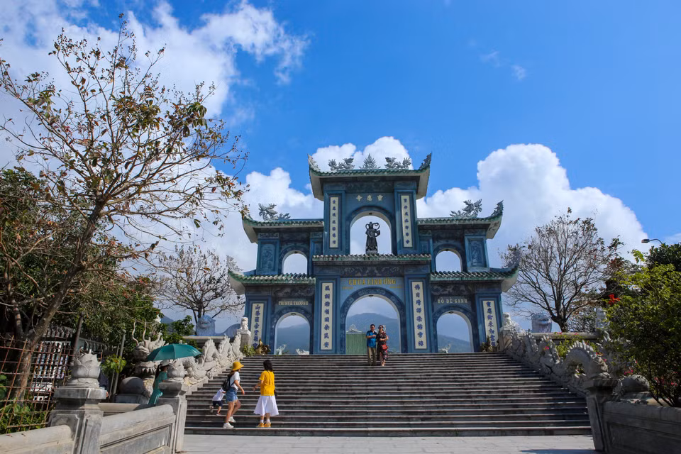 通往灵应寺的三观门。 图自 越通社