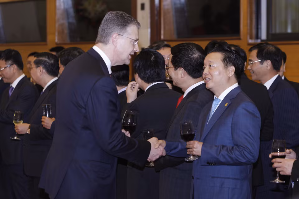 国内外代表互相交流。图自越通社
